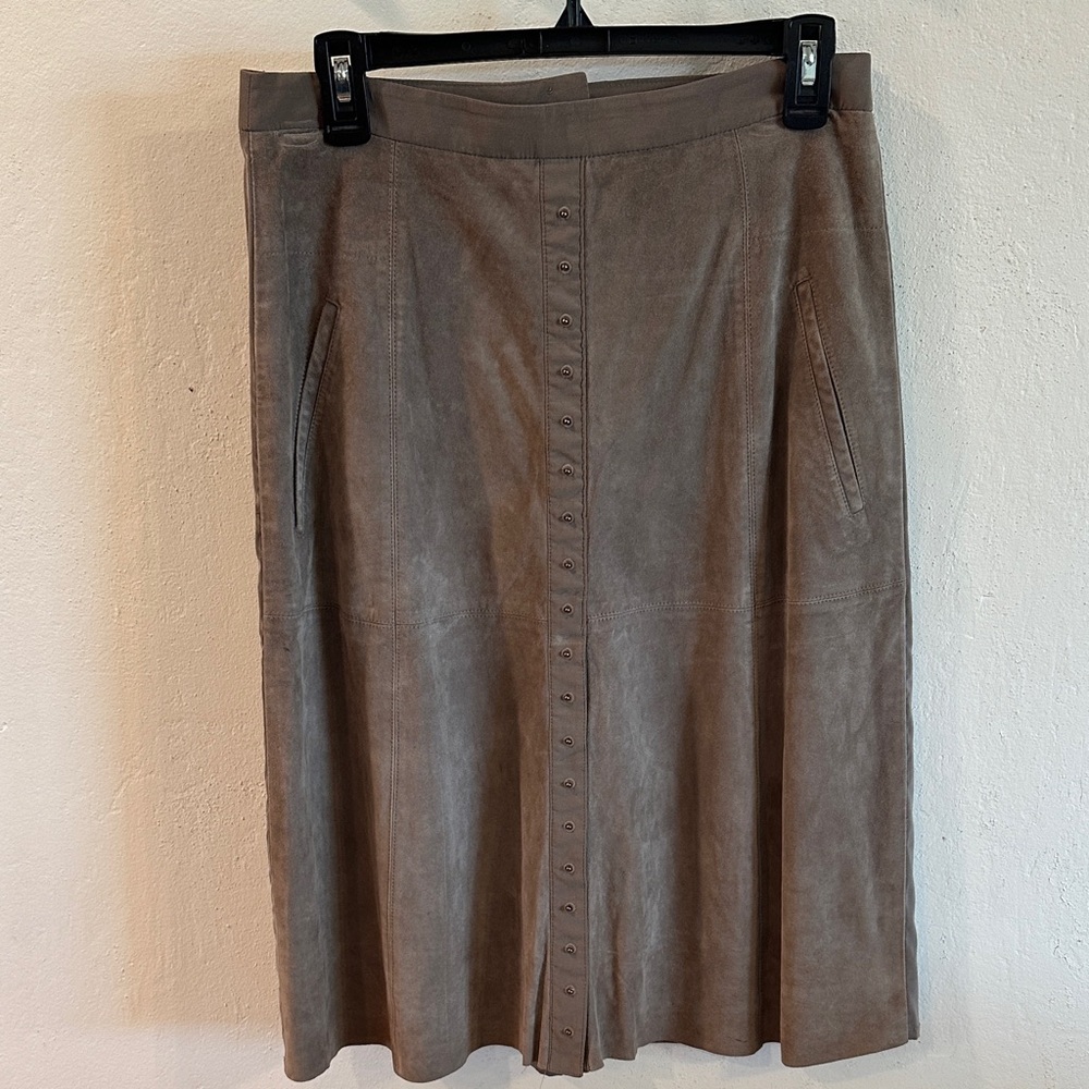 Halston Heritage Size 4 brown suede skirt. Front pockets, excellent condition.